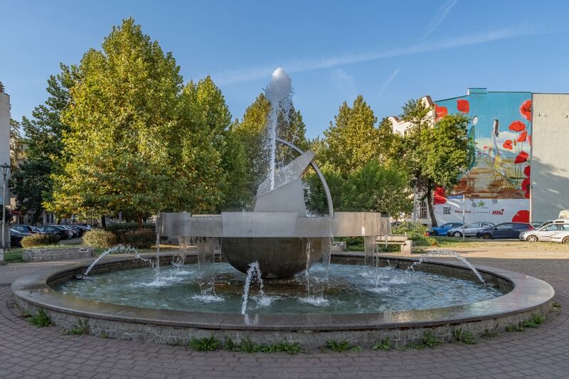 Plik:Sosnowiec, Plac Konstantego Ćwierka - fontanna na Placu a za nią widoczny mural na kamienicy Dęblińska 7, 17 września 2024, KsP.jpg