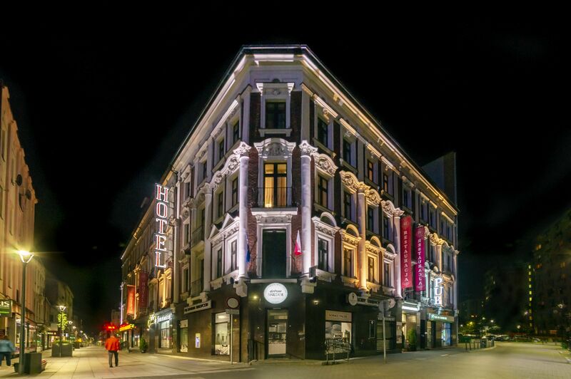 Plik:Hotel Centrum Sosnowiec Warszawska nocą.jpg