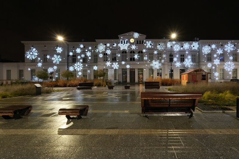 Plik:January Uprising Square and Sosnowiec Główny Train Station at night with winter illumination.jpg