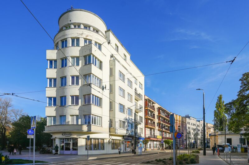 Plik:Sosnowiec, ulica Małachowskiego u zbiegu z 3 Maja i Aleją Zwycięstwa, na pierwszym planie modernistyczny budynek Zwycięstwa 1.jpg